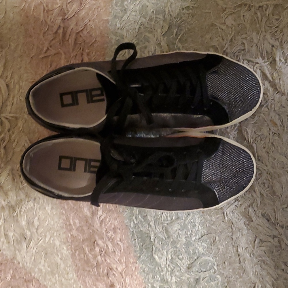 One Footwear Women’s One Footwear Black/gray/silver Sneakers size US8